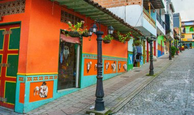 Guatape, Antioquia 'nın büyüleyici, canlı caddeleri renkli Kolombiya mimarisi ve dekoratif duvar resimleri sergileniyor.