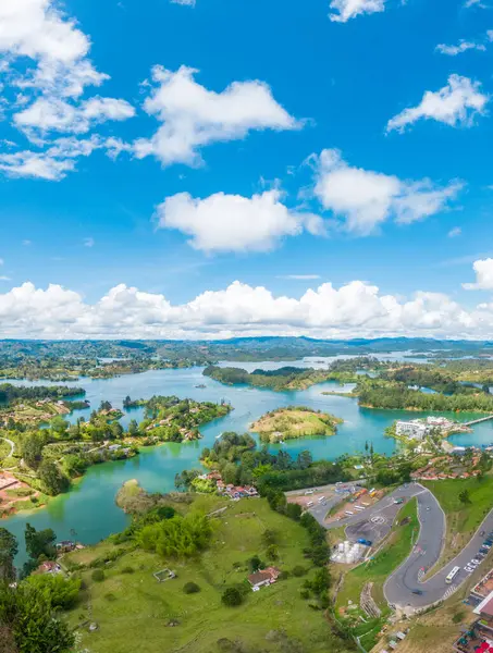 Guatape 'in nefes kesici hava manzarası, parlak mavi gökyüzünün altında yemyeşil manzaralar ve canlı göller.