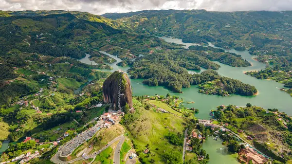 Guatape 'in çarpıcı hava manzarası, Kolombiya, Antioquia' daki yemyeşil manzaralar ve sakin göllerle çevrili ikonik Peol Stone 'u gözler önüne seriyor.
