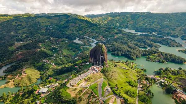 Guatape, Antioquia, Kolombiya 'daki yemyeşil göller ve yemyeşil göllerle çevrili Peol Rock' ın nefes kesici hava manzarası. Turizm ve doğa severler için ideal.