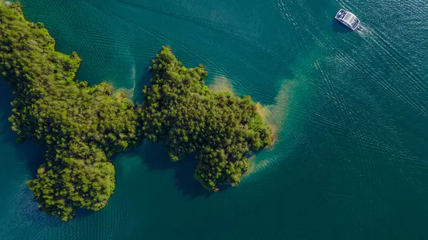 Kolombiya, Antioquia 'daki Guatape Gölü' nün turkuaz sularıyla çevrili yemyeşil adaların çarpıcı hava manzarası.