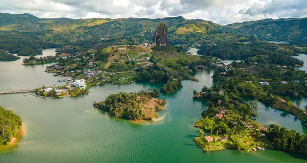 Şaşırtıcı hava manzarası Guatape, Antioquia 'nın canlı manzarasını gözler önüne seriyor. İkonik Peol Taşı göllerin üzerinde görkemli bir şekilde yükseliyor.