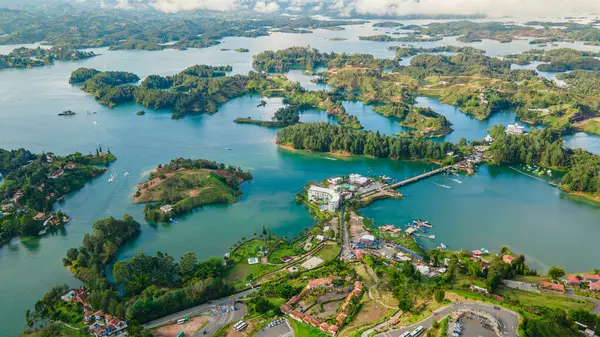 Guatape 'in çarpıcı hava manzarası, yemyeşil adalar ve sakin sular, Kolombiya' da turizm ve tatil için mükemmel.