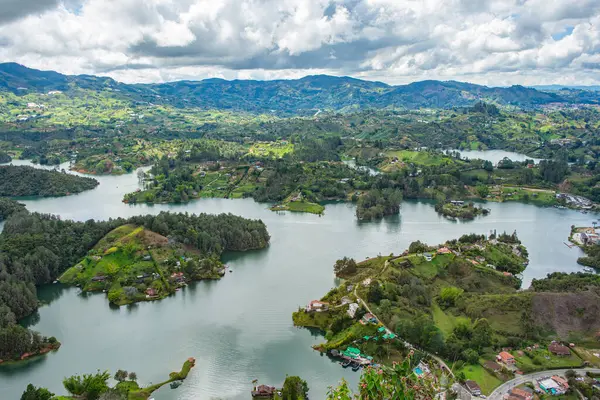 Guatape, Antioquia, Kolombiya 'daki yemyeşil tepelerin ve göllerin çarpıcı hava manzarası doğal güzellik ve sükuneti gözler önüne seriyor.