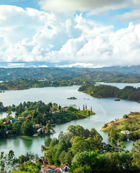 Parlak bir gökyüzü altında yemyeşil ve huzur dolu gölleriyle Guatape, Antioquia 'nın çarpıcı manzarası.