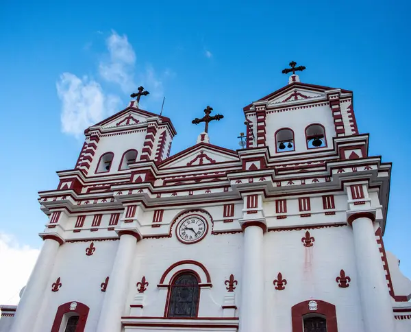 Guatape, Antioquia 'daki tarihi bir kilisenin çarpıcı manzarası, parlak mavi gökyüzüne karşı karmaşık mimarisini gözler önüne seriyor.