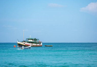 Sapzurro, Choco, Kolombiya 'nın berrak mavi sularında yüzen renkli teknelerin sakin manzarası kıyı turizminin güzelliğini gözler önüne seriyor.
