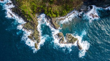 Sapzurro, Choco, Kolombiya 'nın engebeli kıyı şeridinin çarpıcı hava manzarası. Yeşillik ve çarpan dalgalarla dolu.