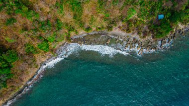 Sapzurro, Choco, Kolombiya kıyı şeridinin çarpıcı hava manzarası, yemyeşil ve berrak mavi suları sergiliyor, turizm için mükemmel.