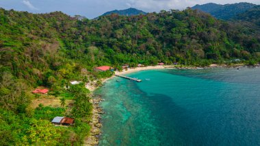 Sapzurro Sahili 'nin göz kamaştırıcı hava manzarası yemyeşil tepeler, berrak turkuaz sular ve Kolombiya, Choco' daki kumlu sahilleri gösteriyor.