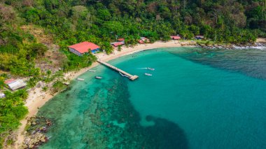 Sapzurro, Choco, Kolombiya 'nın çarpıcı hava manzarası. Canlı turkuaz sular, kumlu plajlar ve bereketli tropikal yapraklar huzurlu bir sahil cenneti yaratır.