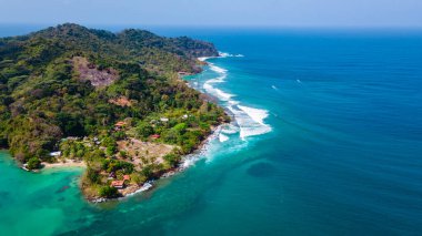 Sapzurro, Choco 'nun nefes kesici hava manzarası. Yeşillik, Kolombiya turizmi için mükemmel Pasifik kıyılarının çarpıcı turkuaz sularıyla birleşiyor.