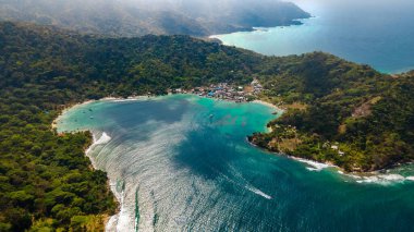 Kolombiya, Choco 'daki Sapzurro' nun çarpıcı hava manzarası, turkuaz sular, yemyeşil yemyeşil ve güzel bir kıyı köyü.