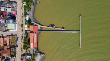 Sapzurro, Choco, Kolombiya, renkli evler, uzun bir iskele ve sakin sular sergileniyor.