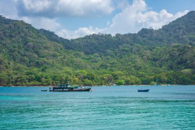 Sakin suların manzarası ve Sapzurro, Choco, Kolombiya 'daki yemyeşil dağlar.