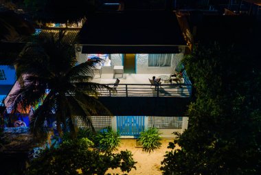 Geceleri sakin bir sahil evi. Palmiye ağaçları ve açık hava koltukları var. Sucre, Kolombiya 'da tatil için mükemmel.