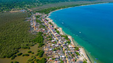 Sucre, Kolombiya 'daki Rincon del Mar' ın çarpıcı hava manzarası yemyeşil ve sakin suların karışımını sergiliyor. Turizm ve tatil için mükemmel.
