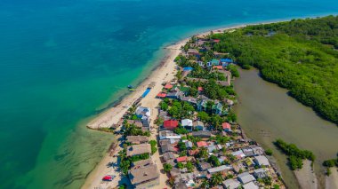 Rincon del Mar 'ın, Sucre, Kolombiya' daki canlı evleri ve güzel kıyı manzarasını gösteren çarpıcı bir hava manzarası.