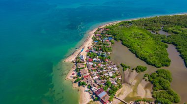Rincon del Mar 'ın çarpıcı hava manzarası, kumlu plajlar, yemyeşil yemyeşil ve Karayip kıyılarının kristal berrak suları.