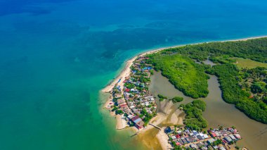 Rincn del Mar 'ın çarpıcı hava manzarası, güzel sahil şeridini, yemyeşil ve deniz kenarındaki canlı topluluğu vurguluyor.