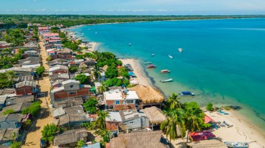Resimli Rincon del Mar kıyı köyünün havadan görünüşü, Sucre, canlı evler ve sakin sular sergiliyor.