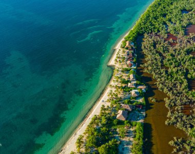 San Onofre, Sucre 'deki Rincon del Mar' ın göz kamaştırıcı hava manzarası kristal berrak suları ve yemyeşil yeşillikleri olan pitoresk bir kıyı şeridi ortaya çıkarıyor.