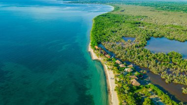 Rincon del Mar 'ın göz kamaştırıcı hava manzarası, yemyeşil, kumlu plajlar ve Sucre, Kolombiya' daki sakin turkuaz sular.