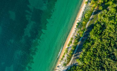 Rincon del Mar 'ın yemyeşil suları ve Kolombiya Sucre' deki berrak turkuaz sularıyla tropikal plajının çarpıcı hava manzarası.