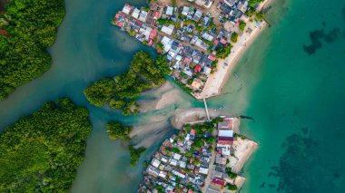 Sucre 'deki Rincon del Mar' ın çarpıcı hava manzarası turkuaz sular, yemyeşil alanlar ve canlı yerel evler sergileniyor.