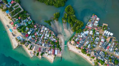 Sucre, Kolombiya 'daki Rincon del Mar' ın göz kamaştırıcı hava manzarası, canlı evler, kumlu plajlar ve kıyı boyunca yemyeşil alanlar.