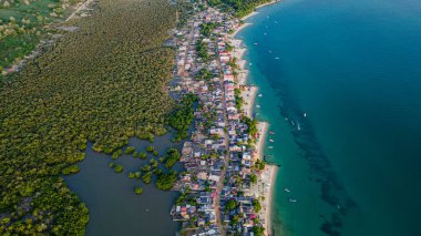 San Onofre, Sucre, Kolombiya 'daki bereketli manzarayı, deniz kenarındaki evleri ve temiz suları gözler önüne seren Rincon del Mar' ın çarpıcı hava manzarası.