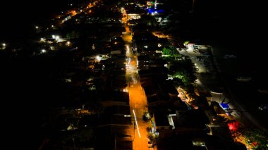 Rincon del Mar 'daki huzurlu bir gecenin hava manzarası. Sucre, Kolombiya' daki aydınlık sokaklar ve kıyı şeritlerini gösteriyor.