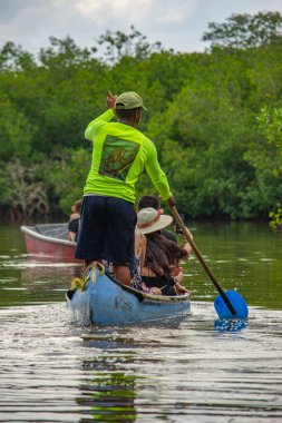 Kolombiya, Rincon del Mar 'da canlı bir kano gezisi, yemyeşil ve sakin sularda gezinen neşeli maceraperestler