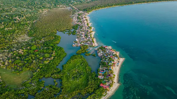 Rincon del Mar 'ın şaşaalı hava manzarası yemyeşil, canlı evler ve Sucre, Kolombiya' daki turkuaz suları gösteriyor.