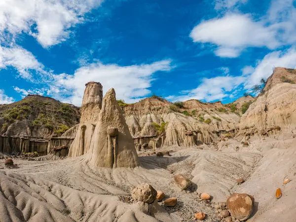 Kolombiya, Huila 'daki Tatacoa Çölü' nün eşsiz kaya oluşumları ve kumlu arazisinin göz kamaştırıcı manzarası.