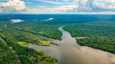 Leticia, Kolombiya 'daki Amazon Nehri' nin havadan görünüşü, gösterişli tekneler ve verimli tropikal ormanlar, biyolojik çeşitliliği ve doğal güzelliği vurguluyor..