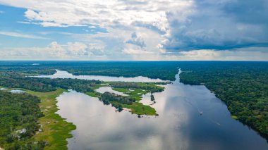 Amazon Nehri 'nin çarpıcı hava manzarası Leticia, Kolombiya' daki yemyeşil tropikal ormanlarda dolaşırken canlı biyolojik çeşitlilik sergiliyor..