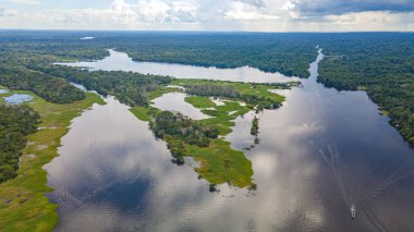 Amazon Nehri 'nin çarpıcı hava manzarası Leticia, Kolombiya' daki yemyeşil tropikal ormanlarda dolaşırken canlı biyolojik çeşitlilik sergiliyor..