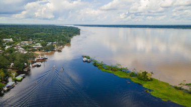 Amazon Nehri 'nin çarpıcı hava manzarası Leticia, Kolombiya' daki yemyeşil tropikal ormanlarda dolaşırken canlı biyolojik çeşitlilik sergiliyor..