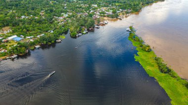 Amazon Nehri 'nin çarpıcı hava manzarası Leticia, Kolombiya' daki yemyeşil tropikal ormanlarda dolaşırken canlı biyolojik çeşitlilik sergiliyor..