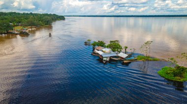 Amazon Nehri 'nin çarpıcı hava manzarası Leticia, Kolombiya' daki yemyeşil tropikal ormanlarda dolaşırken canlı biyolojik çeşitlilik sergiliyor..