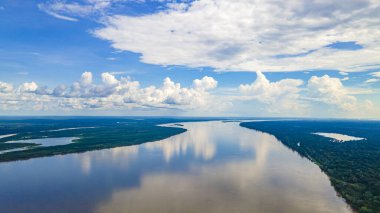 Amazon Nehri 'nin çarpıcı hava manzarası Leticia, Kolombiya' daki yemyeşil tropikal ormanlarda dolaşırken canlı biyolojik çeşitlilik sergiliyor..