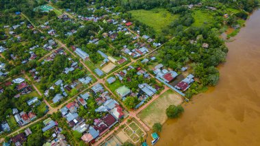 Leticia, Kolombiya 'nın çarpıcı hava perspektifi, canlı evler ve yemyeşil bitki örtüsüyle çevrili Amazon Nehri kıyıları.