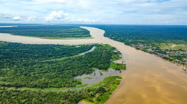 Leticia, Kolombiya 'nın çarpıcı hava perspektifi, canlı evler ve yemyeşil bitki örtüsüyle çevrili Amazon Nehri kıyıları.