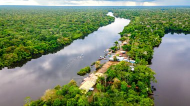 Amazon Nehri 'nin zengin kültürel ve doğal manzarasını gözler önüne seren Leticia, Amazonas' a demirlemiş teknelerin çarpıcı hava manzarası..