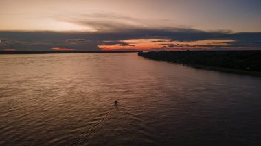 Amazon Nehri 'nin zengin kültürel ve doğal manzarasını gözler önüne seren Leticia, Amazonas' a demirlemiş teknelerin çarpıcı hava manzarası..