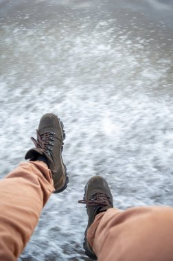 Suya batırılmış bir kaymanın yakın plan çekimi karmaşık pullarını Leticia, Kolombiya 'daki Amazon yağmur ormanlarının zengin biyolojik çeşitliliğinde sergiliyor..