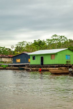 Leticia, Kolombiya 'daki Amazon Nehri' nde canlı yüzen evlerin manzarası, bereketli bir ortamda tropikal yaşam tarzını gözler önüne seriyor..