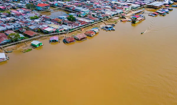 Leticia, Kolombiya 'nın çarpıcı hava perspektifi, canlı evler ve yemyeşil bitki örtüsüyle çevrili Amazon Nehri kıyıları.