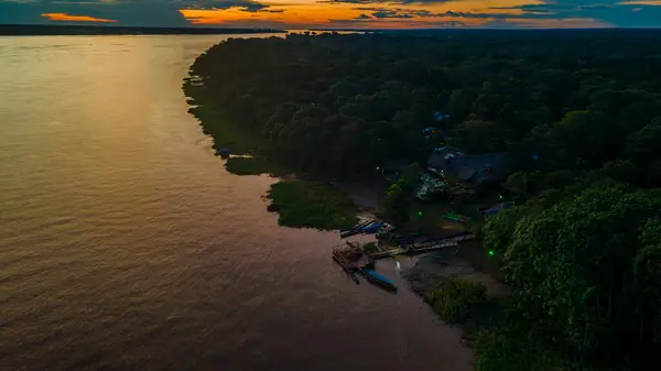 Amazon Nehri 'nin zengin kültürel ve doğal manzarasını gözler önüne seren Leticia, Amazonas' a demirlemiş teknelerin çarpıcı hava manzarası..